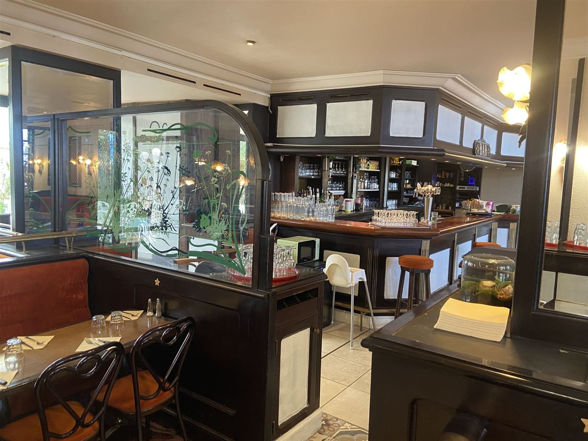 Intérieur du restaurant La Belle Époque — bar et salle